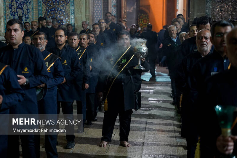 شام غریبان و لاله گردانی خدام حرم شاهچراغ (ع)