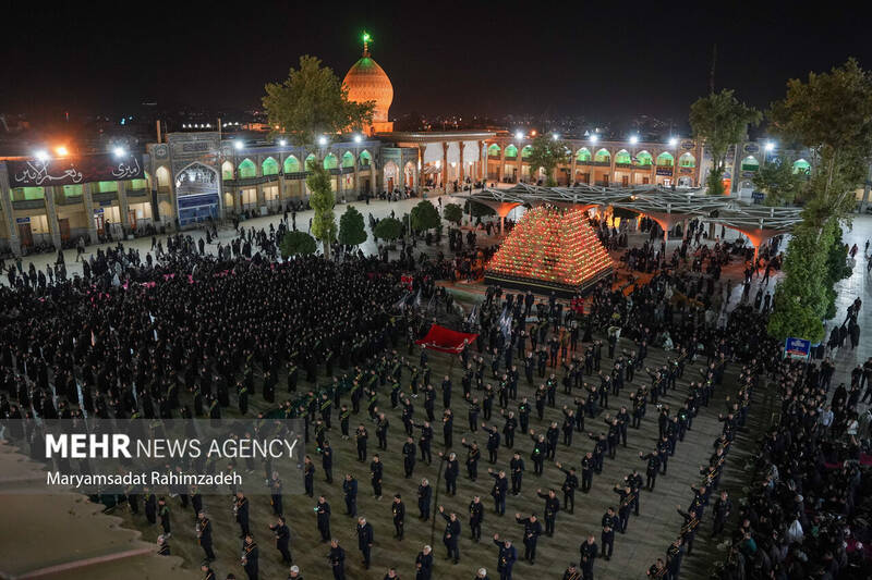 شام غریبان و لاله گردانی خدام حرم شاهچراغ (ع)