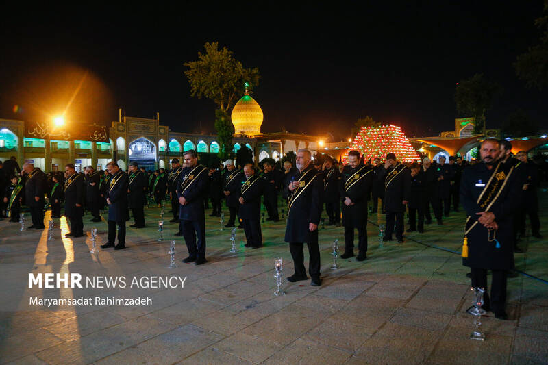 شام غریبان و لاله گردانی خدام حرم شاهچراغ (ع)