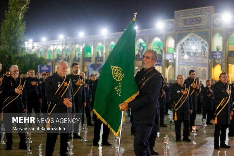 شام غریبان و لاله گردانی خدام حرم شاهچراغ (ع)