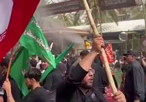 رجزخوانی زائر عراقی در بین‌الحرمین با پرچم ایران