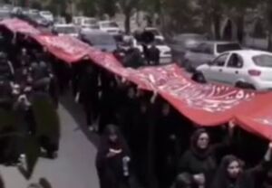 فیلم/ حمل بیرق ۱۰۰ متری در زینبیه اعظم کاشان