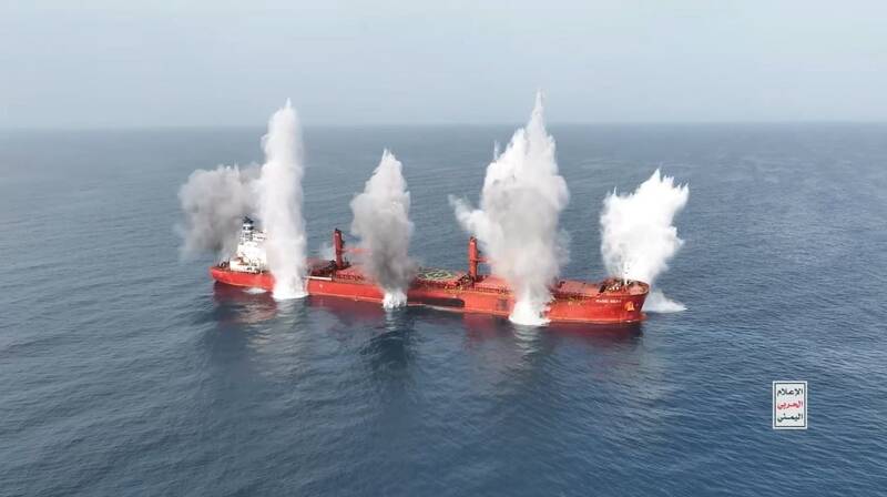 عملیات یمنیها در حمله به کشتی «مجیک سیز» و غرق آن +عکس