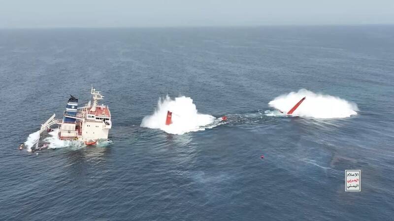 عملیات یمنیها در حمله به کشتی «مجیک سیز» و غرق آن +عکس