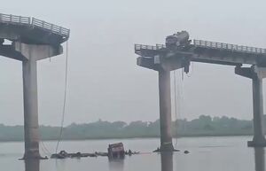 فیلم/ ریزش مرگبار یک پل در گجرات هند