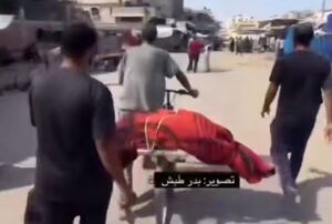 پدری که پیکر بی‌جان فرزندش را با دوچرخه حمل می‌کند