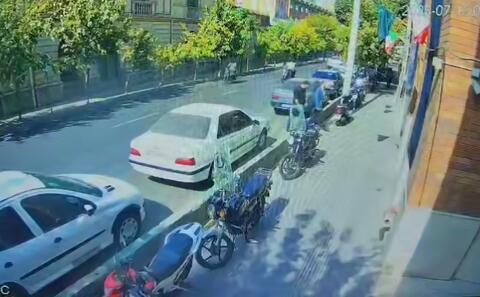 موبایل‌قاپی صبحگاهی مقابل سفارت فرانسه در تهران