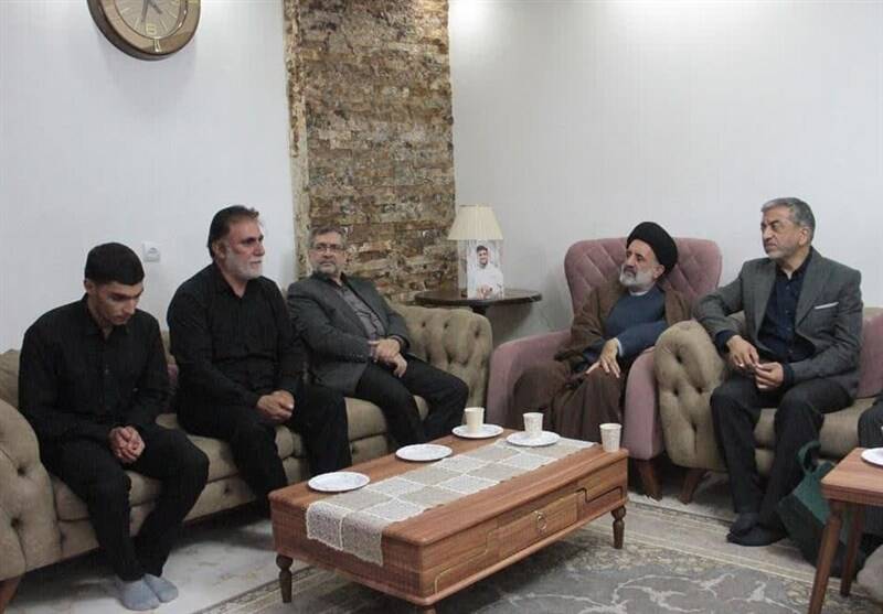 دیدار نماینده رهبر انقلاب با 2 خانواده شهید حمله اسرائیل در کرج + عکس 7