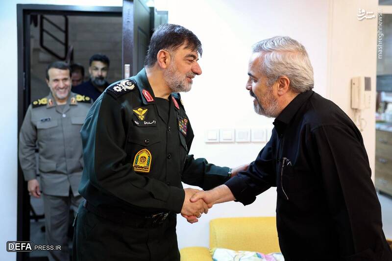 دیدار با خانواده شهید سپهبد محمد باقری دیدار با خانواده شهید سپهبد محمد باقری