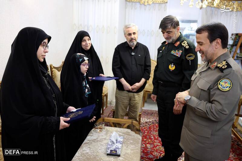 دیدار با خانواده شهید سپهبد محمد باقری دیدار با خانواده شهید سپهبد محمد باقری