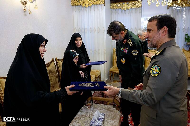 دیدار با خانواده شهید سپهبد محمد باقری دیدار با خانواده شهید سپهبد محمد باقری