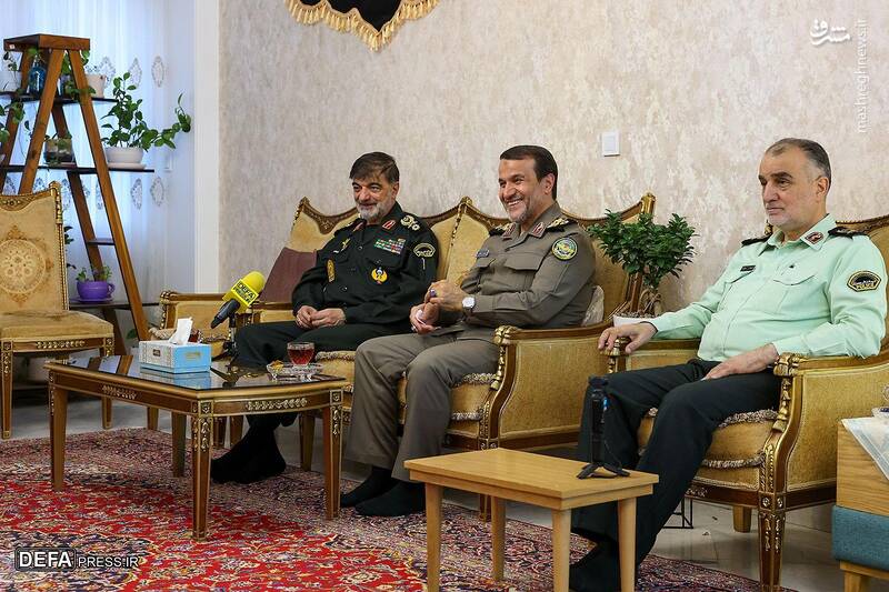 دیدار با خانواده شهید سپهبد محمد باقری دیدار با خانواده شهید سپهبد محمد باقری