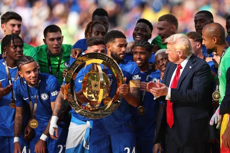 روزنامه انگلیسی رفتار ترامپ را به سخره گرفت + عکس 3