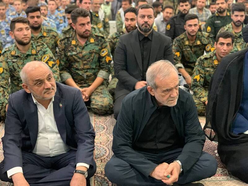 حضور پزشکیان در مراسم بزرگداشت شهدای فراجا+ عکس