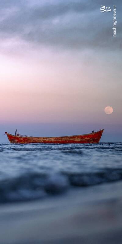 تصویری از طلوع ماه در دریا خزر