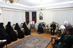 ابلاغ سلام و دعای رهبر معظم انقلاب به خانواده شهید سلامی + عکس