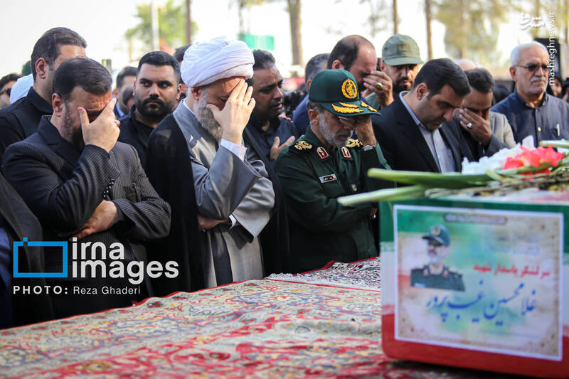 عکس/ استقبال از پیکر سردار شهید غلامحسین غیب پرور