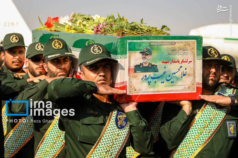 عکس/ استقبال از پیکر سردار شهید غلامحسین غیب پرور