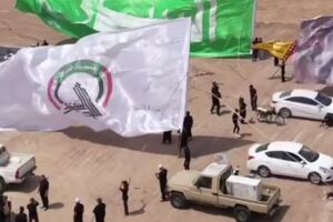 فیلم/ پرچم حشد شعبی در پیاده‌روی اربعین حسینی