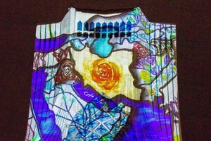 عکس/ نقش «گل‌ها و نمادهای ملی جهان» بر پیکره‌ی برج آزادی