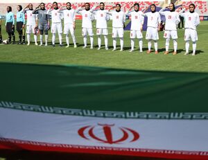 دور افتخار دختران ایران با پرچم وطن + فیلم