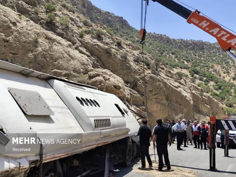 واژگونی اتوبوس در محور کوار- فیروزآباد