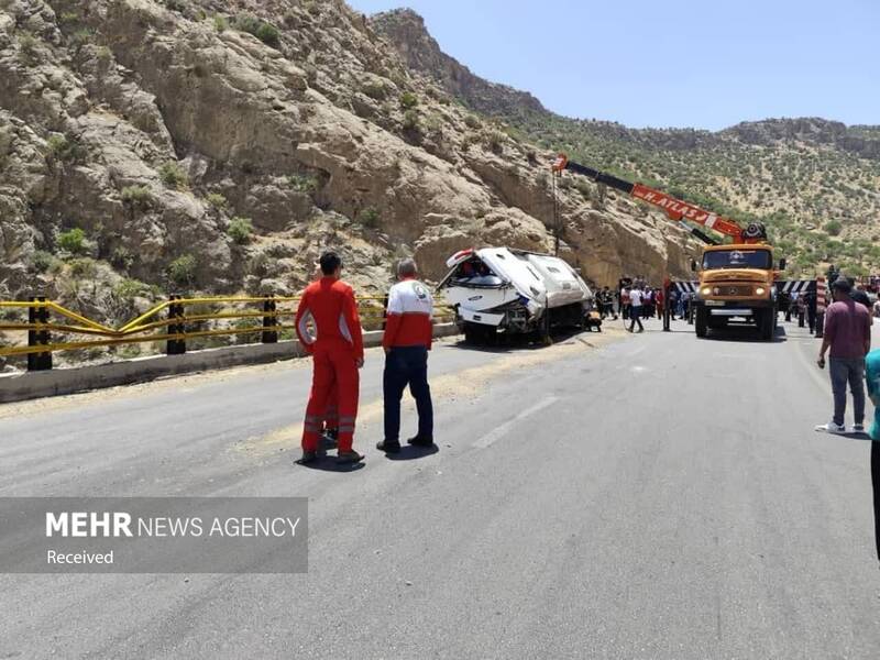 واژگونی اتوبوس در محور کوار- فیروزآباد