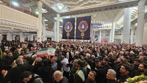 آغاز مراسم تشییع شهید غیب پرور در حرم شاهچراغ