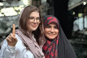 عکس یادگاری خبرنگار آمریکایی با سحر امامی در کنار ساختمان شیشه‌ای