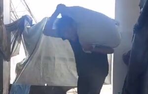 کیسه آرد؛ علت خوشحالی یک خانواده فلسطینی