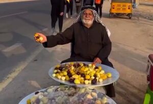 این میوه تو راه کربلا از دست این پیرمرد خوردن داره!