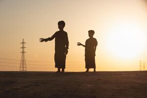 پخش آب در مسیر پیاده روی اربعین