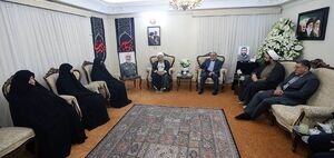 دیدار رئیس مجمع تشخیص با خانواده شهیدسلامی