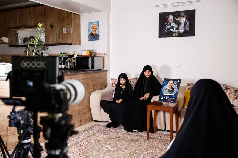 فیلمبردار با دیدن این صحنه دوربین را زمین گذاشت