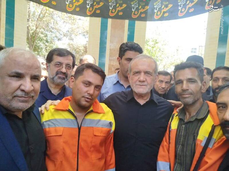 عکس یادگاری رئیس جمهور با دو پاکبان در قم