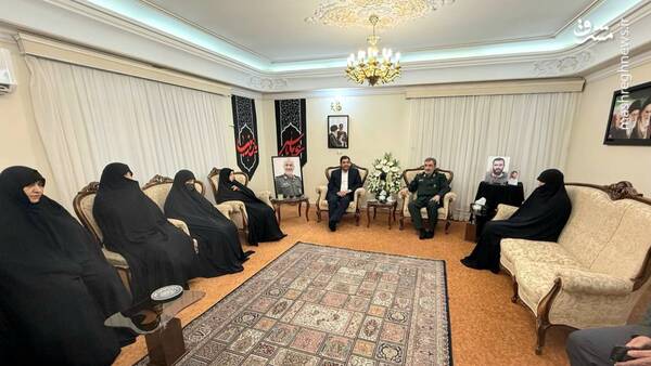 محسن رضایی با خانواده شهیدان سلامی و رشید دیدار کرد