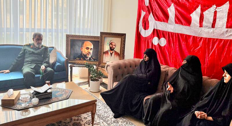 محسن رضایی با خانواده شهیدان سلامی و رشید دیدار کرد