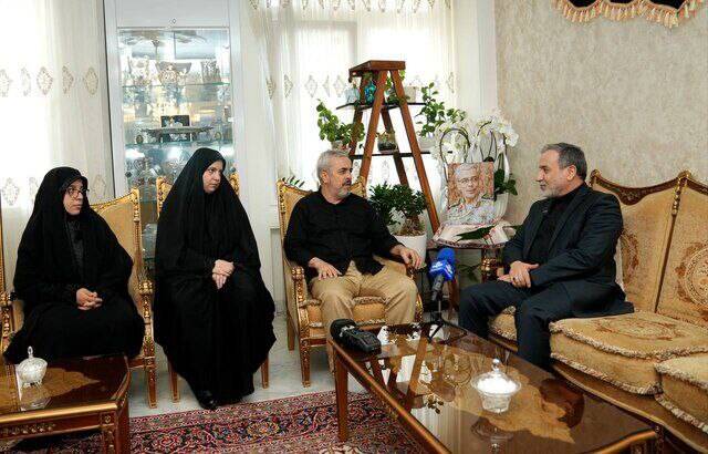 عکس/ دیدار عراقچی با خانواده شهید باقری