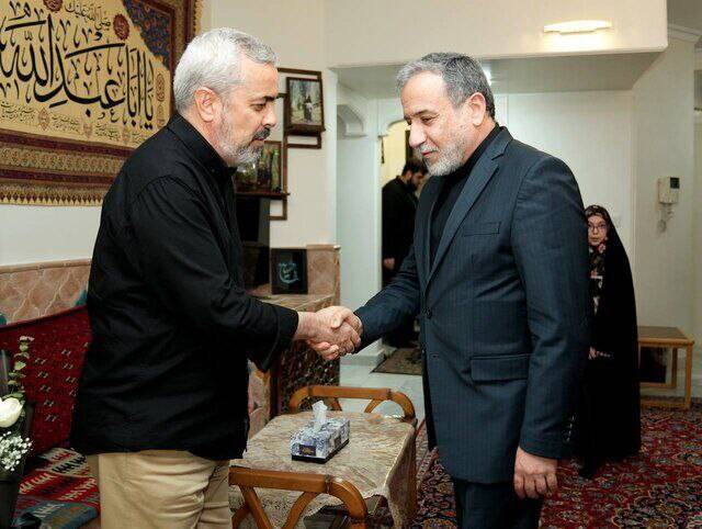 عکس/ دیدار عراقچی با خانواده شهید باقری