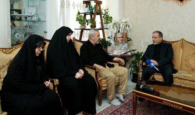 عکس/ دیدار عراقچی با خانواده شهید باقری