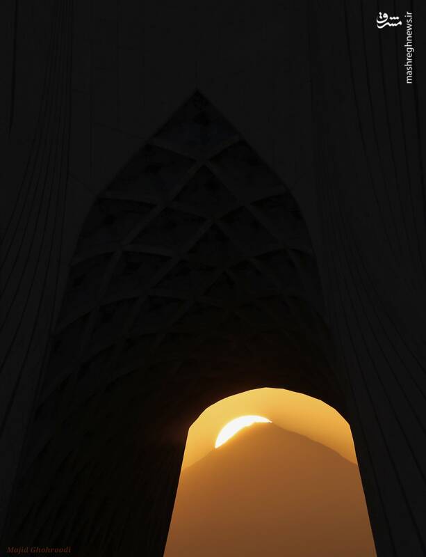 طلوع خورشید از میان آزادی