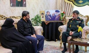 سردار رادان با خانواده شهید شادمانی دیدار کرد/ خاطره فرمانده کل انتظامی کشور از آخرین تماس تلفنی با سپهبد شادمانی رادان