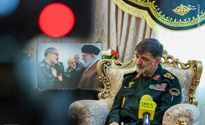 سردار رادان با خانواده شهید شادمانی دیدار کرد/ خاطره فرمانده کل انتظامی کشور از آخرین تماس تلفنی با سپهبد شادمانی