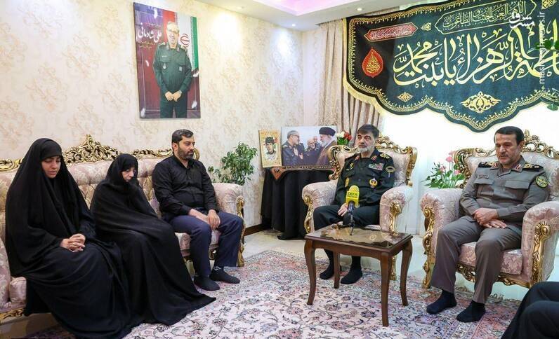 سردار رادان با خانواده شهید شادمانی دیدار کرد/ خاطره فرمانده کل انتظامی کشور از آخرین تماس تلفنی با سپهبد شادمانی