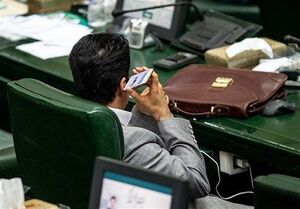 استفاده نمایندگان از تلفن همراه در صحن مجلس ممنوع است