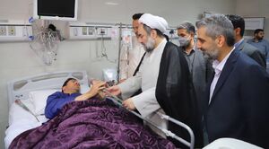 عکس / عیادت نماینده رهبر انقلاب از مجروحان حادثه زاهدان