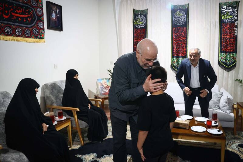 عکس / حضور قالیباف در منزل سرلشکر شهید "محمد کاظمی" 4