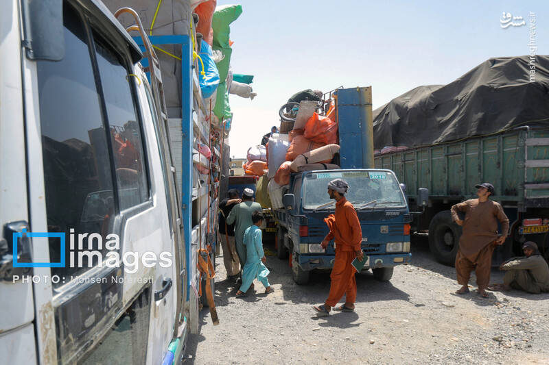 عکس / خروج اثاثیه اتباع غیرمجاز افغانستانی از مرز ماهیرود 23