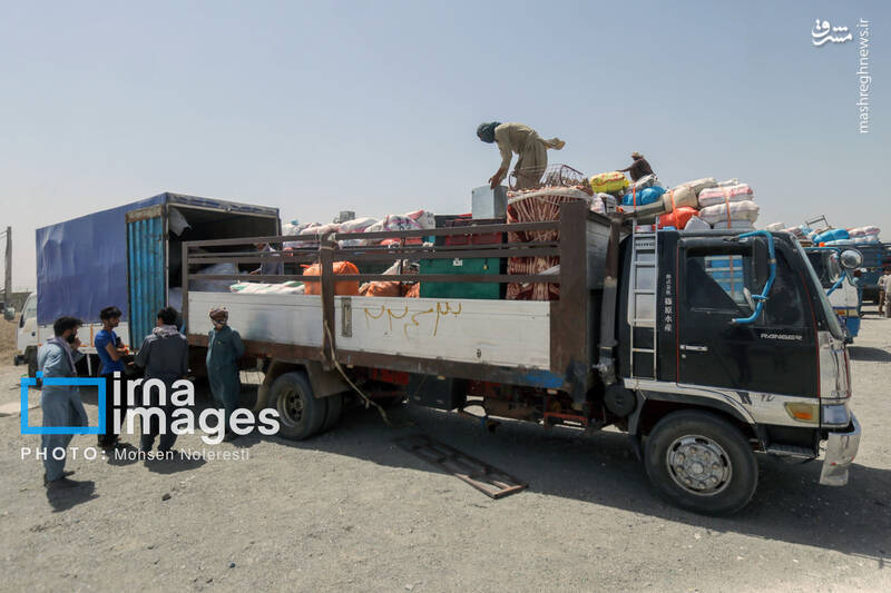 عکس / خروج اثاثیه اتباع غیرمجاز افغانستانی از مرز ماهیرود 16