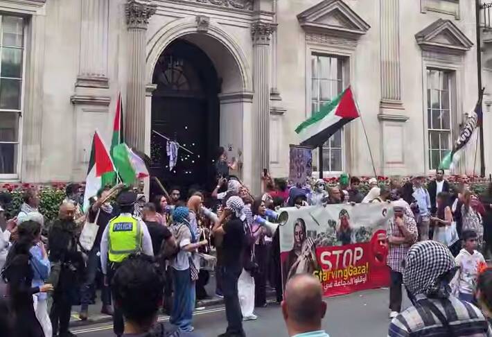 ۶۰ هزار شهید و ۱۴۵ هزار زخمی در نسلکشی رژیم صهیونی/ادامه اعتراضات گسترده به نتانیاهو در سرزمینهای اشغالی/سوءتغذیه شدید در غزه؛ نوزادان لاغرتر از دسته گل!/افزایش خودکشی نظامیان صهیونیست/ جهان علیه اسرائیل؛ آغاز موج جدید به رسمیتشناسی فلسطین +عکس و فیلم